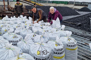 Шахтарі-волонтери ДТЕК організували фасування вугілля у мішки по 50 кг
