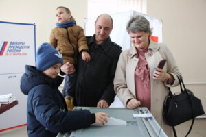 У дитсадках РФ дітей вчать правильно голосувати за Путіна (фото, відео)