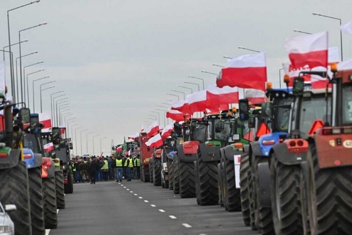 Влада Польщі домовилася з фермерами про заборону транзиту агропродукції з України 