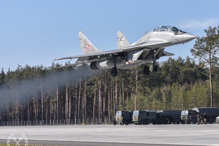 Польські пілоти пройшли навчання зі злету та посадки бойових літаків поблизу кордону з РФ
