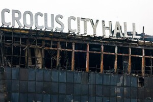 Влада РФ заявила, що нібито затримала чотирьох нападників і ще сімох осіб, начебто причетних до теракту в концертному залі «Крокус Сіті Хол»