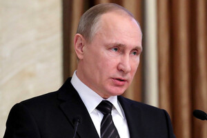 Путін постав у двох пропагандистських відео в однаковому одязі