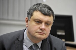 Олександр Литвиненко народився в Києві, але вищу освіту здобув в Інституті криптографії, зв'язку та інформатики академії ФСБ Росії 