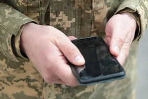 Як поводитися з мобільними на фронті. Військовий експерт з радіозв’язку дав ключові поради