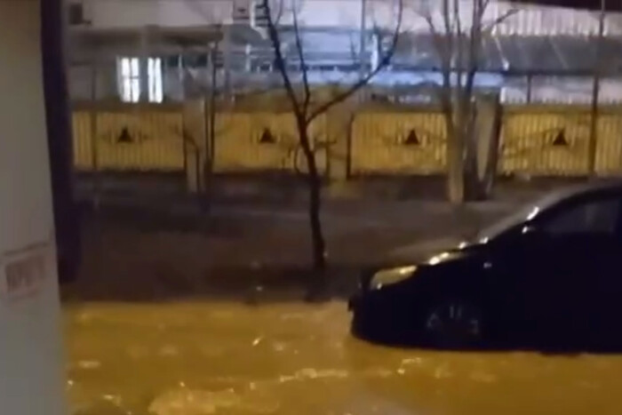 У Києві прорвало водопровід: дорогу залило водою (відео)
