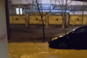 У Києві прорвало водопровід: дорогу залило водою (відео)