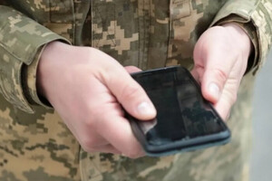 Как обращаться с мобильными на фронте. Военный эксперт по радиосвязи дал ключевые советы