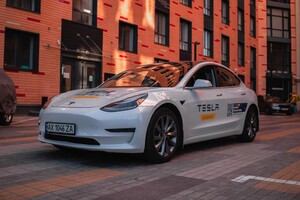 Tesla за донат: Фонд Дениса Парамонова віддає автівку на благодійність