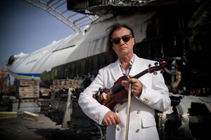 Всесвітньо відомий скрипаль зіграв у Гостомельському аеропорту (фото, відео)
