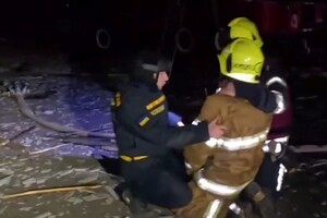 Харківський пожежник плаче над тілом батька-рятувальника: щемливе відео