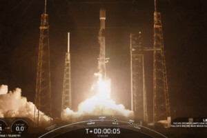 Компанія Ілона Маска запустила в космос нову партію супутників (відео)