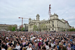 В Угорщині десятки тисяч людей вийшли на масштабну акцію протесту проти уряду Орбана (відео, фото)