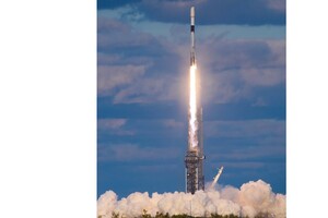 Другий південнокорейський військовий супутник спостереження на борту ракети Falcon 9 компанії SpaceX стартує з космічного центру Кеннеді у Флориді 7 квітня 2024 року
