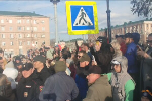 Жителі Орська скандують зневажливі гасла на адресу місцевої влади