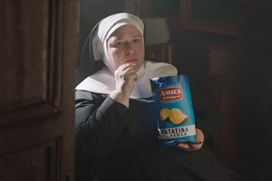 Монахиня їсть чіпси у монастирі: в Італії спалахнув скандал через рекламу