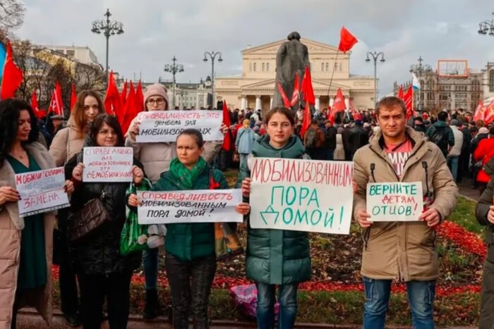 Британська розвідка: Кремль вигадав, як утихомирити дружин загиблих окупантів