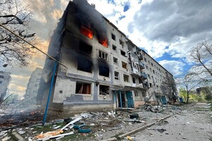 Окупанти влучили в пʼятиповерхівку на Донеччині: є загибла та поранені