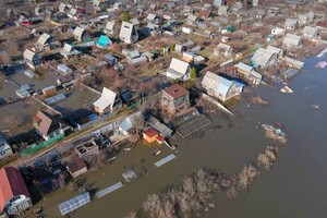 Потоп у Росії. Міста продовжують тонути, а влада погрожує штрафами за дамби