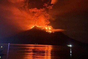 В Індонезії сталося виверження вулкана: майже тисячу людей евакуйовано