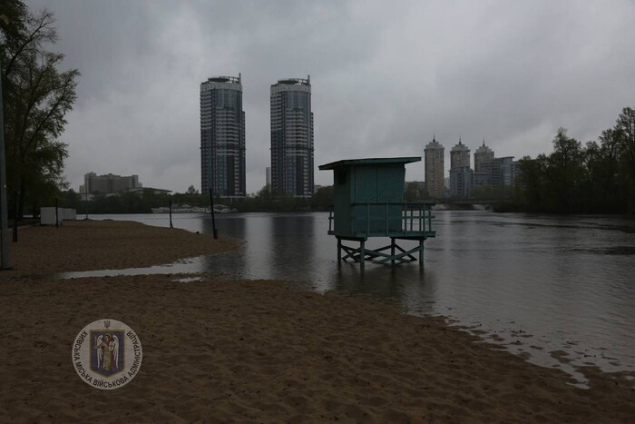За добу рівень води у Дніпрі піднявся майже на пів метра: чи є загроза для Києва