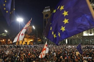 Численні акції протесту під грузинським парламентом не завадили прийняттю законопроєкту про іноагентів в першому читанні