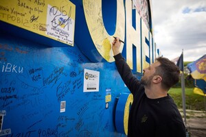 Президент розписався на пам'ятній стелі Донецької області, яку раніше «оновили» активісти