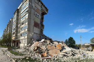 Унаслідок обстрілу зруйновано цілий підʼїзд дев’ятиповерхового будинку у Вовчанську