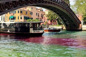 Вода у головному каналі Венеції стала червоною