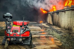 На Одещині після російського обстрілу підприємства пожежу гасять роботи