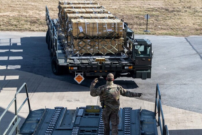 Частина допомоги США для України вже перебуває в Польщі та Німеччині – CNN