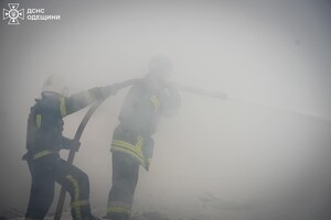 Рятувальники ліквідовують наслідки ракетного удару по Одещині (фото, відео) 