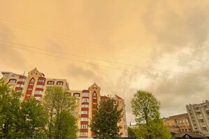 У центральних та південних регіонах фіксують «брудні дощі» через пил, а небо набуває жовтого кольору
