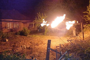 Дніпропетровщина: палає газогін, уламки ракети пошкодили будинок (фото) 