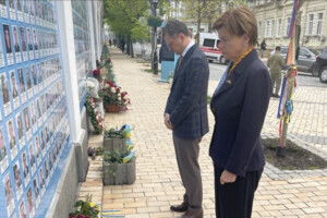 Очільники МЗС України та Латвії вшанували пам’ять загиблих внаслідок розв’язаної Росією війни