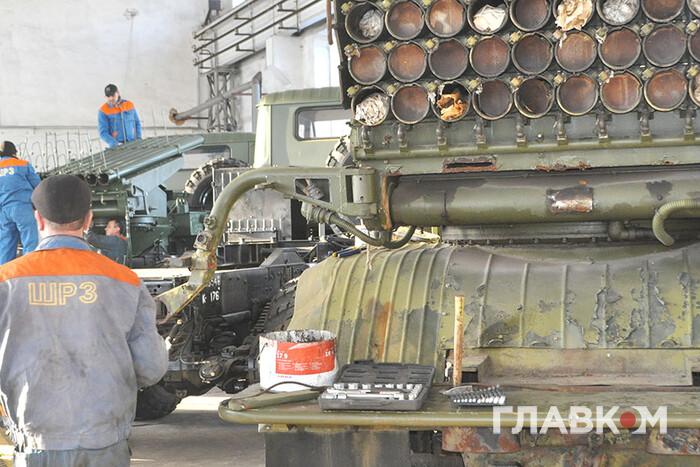 Працівники заводу «Укроборонпрому» грабували своє підприємство: виносили озброєння