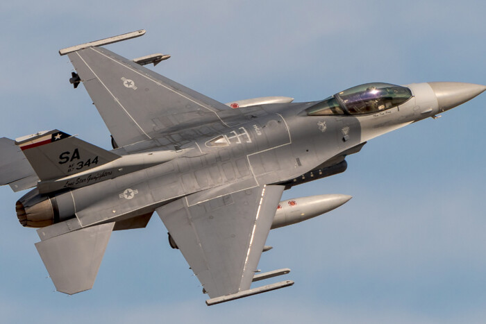 Глава Пентагона оголосив, коли в Україну почнуть прибувати перші F-16