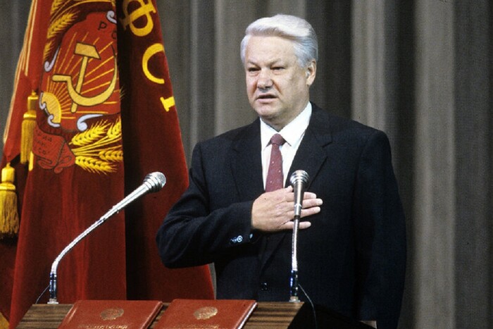 Перед началом предвыборной компании Ельцин имел ничтожный рейтинг и подорванное алколголизмом здоровье
