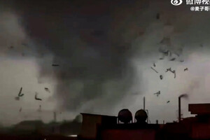Китай накрив потужний торнадо (відео)