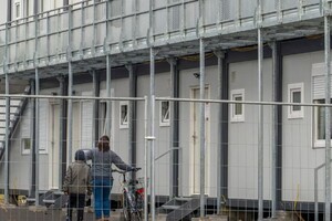 Чому багато українських біженців досі живуть у соцжитлі? Німецькі чиновники дали відповідь