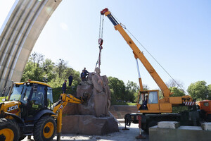 Розпочато демонтаж скульптур під колишньою Аркою дружби народів (фото)