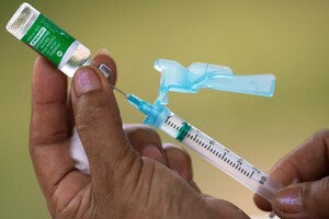 Це перший раз, коли AstraZeneca визнала в суді, що її вакцина може спричинити синдром тромбозу з тромбоцитопенією 