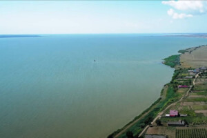 Озеро Сасик має площу 20 тис. га та є найбільшим штучним озером України