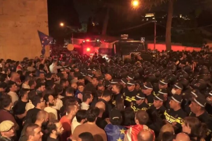 Протести в Грузії: поліція почала застосовувати сльозогінний газ проти демонстрантів