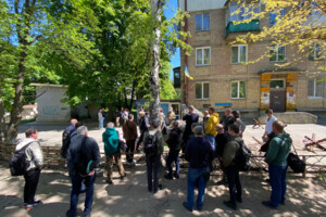 Чоловіки стоять у черзі до ТЦК Солом’янського району Києва