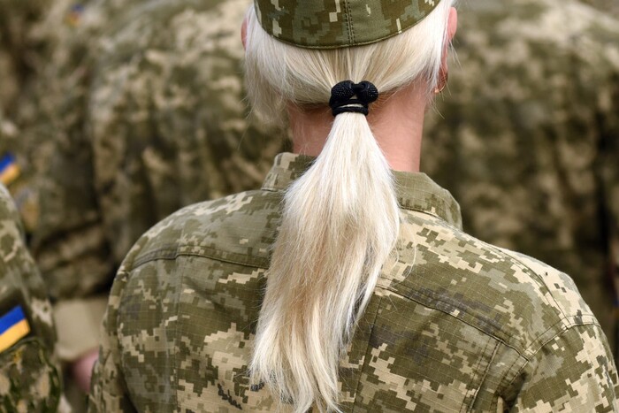 Хто з жінок зобов’язаний стати на військовий облік: список 