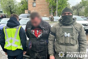 10 кілограмів канабісу, гранати та зброя. Правоохоронці затримали наркодилера у Києві