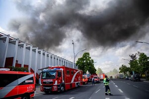 Сили пожежної бригади Берліна чергують на пожежі в Берліні-Ліхтерфельде