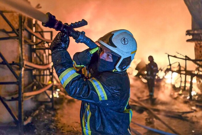 У Харкові через атаку росіян – вибух та сильна пожежа на виробничому підприємстві