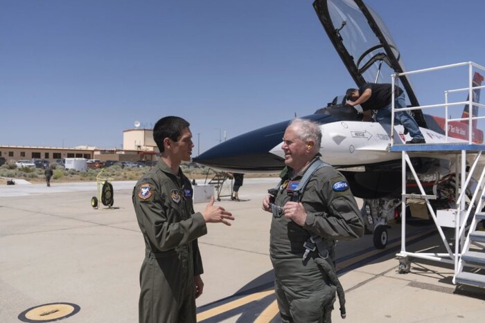 Командувач американських ВПС політав на F-16, яким керував штучний інтелект