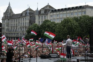 Угорці вийшли на масовий мітинг проти партії Орбана